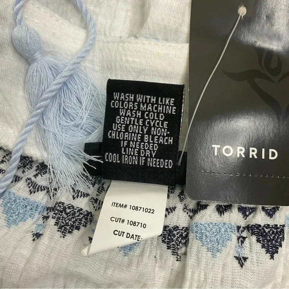 Torrid Tank Top White And Blue Embroidered Swing Size Large - Picture 5 of 6